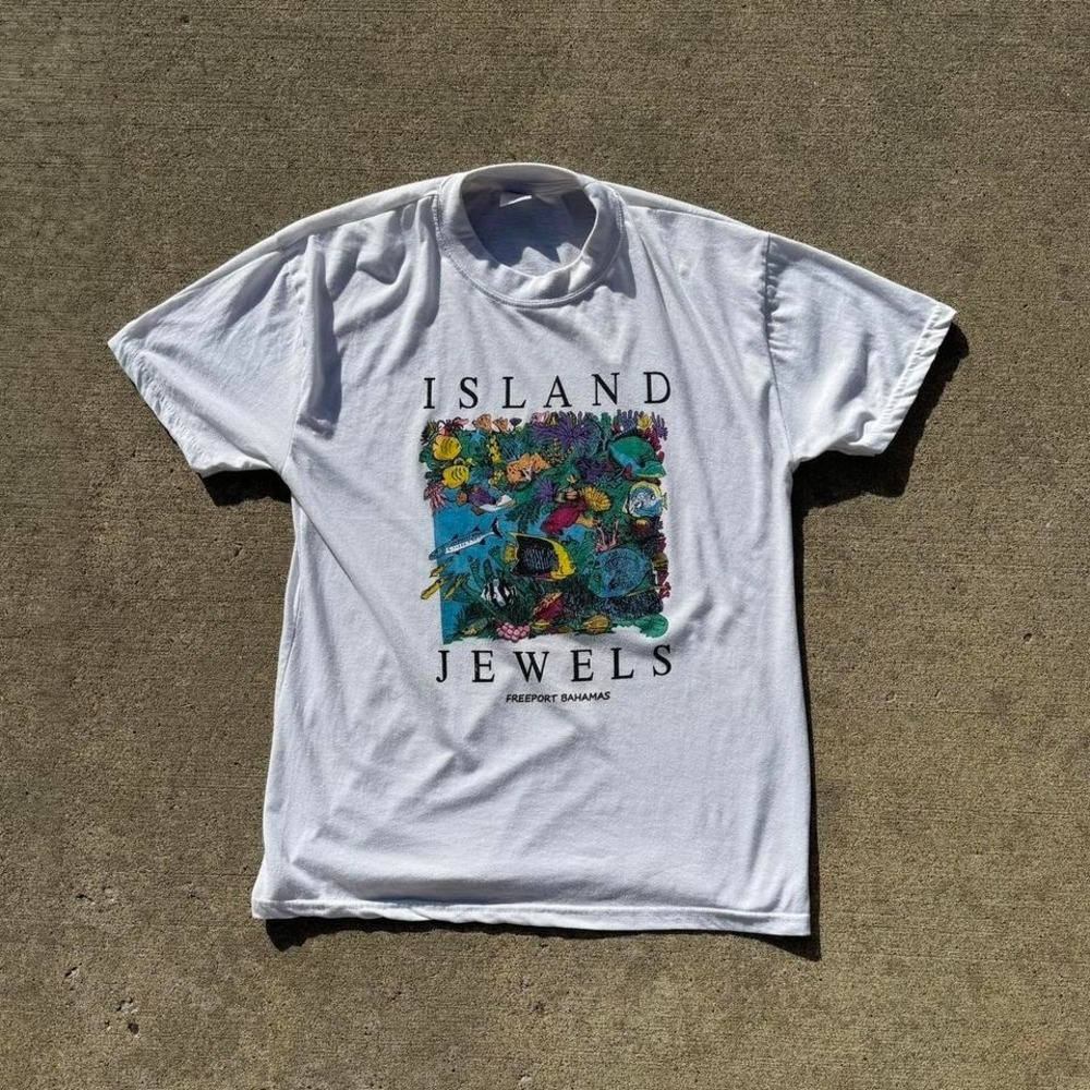 ISLAND JEWELS GRAPHIC TEE